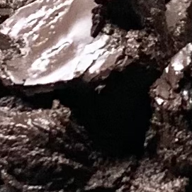 Dark Brown o marrón oscuro para cabellos y pieles medias a oscuras